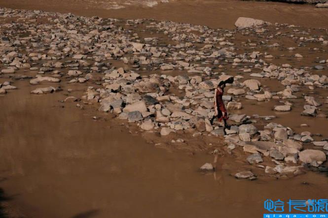 秦丽-红白的双色照片展示了她曼妙的身材!雪玉之美令人窒息。