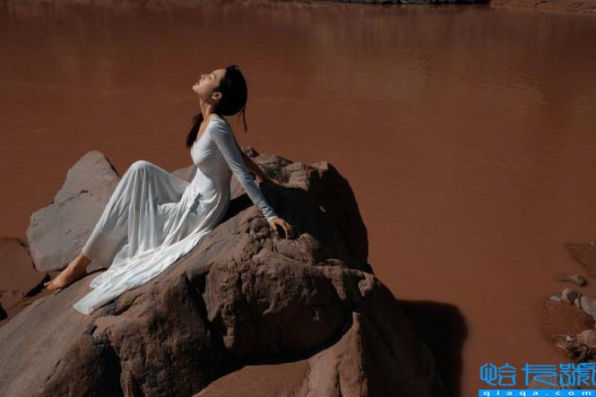 秦丽-红白的双色照片展示了她曼妙的身材!雪玉之美令人窒息。