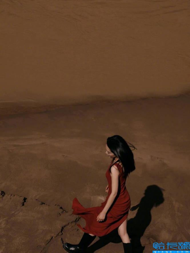 秦丽-红白的双色照片展示了她曼妙的身材!雪玉之美令人窒息。