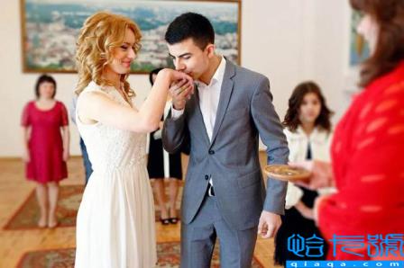 男人亲吻不同地方代表什么意思(男人喜欢亲女人的嘴)