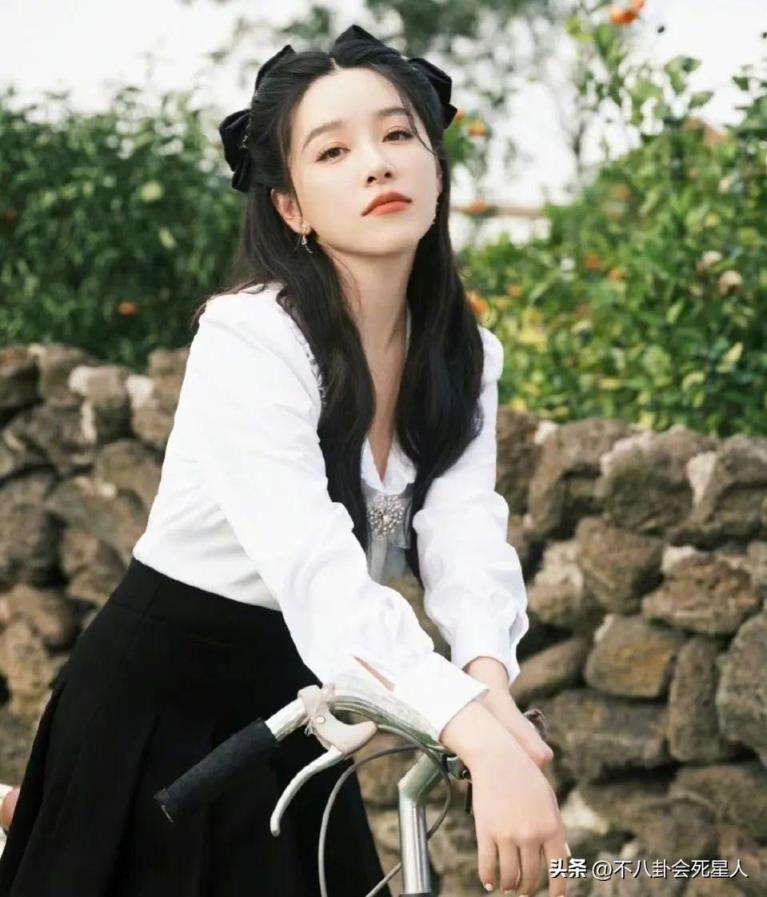 老舍和关晓彤是什么关系老舍（关晓彤是清朝公主吗）