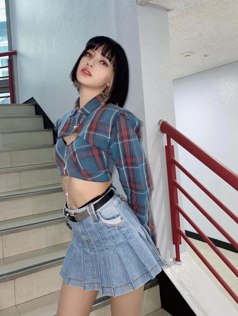 集甜、酷、辣于一身的“不良学院风”火了(学院风的衣服搭配图片)