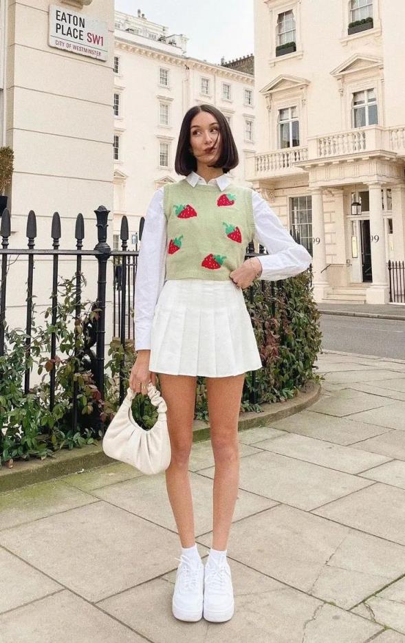 集甜、酷、辣于一身的“不良学院风”火了(学院风的衣服搭配图片)