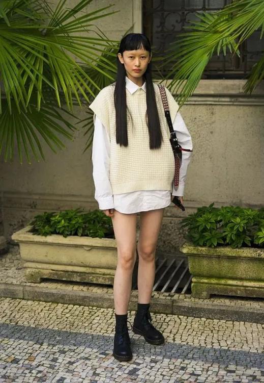 集甜、酷、辣于一身的“不良学院风”火了(学院风的衣服搭配图片)
