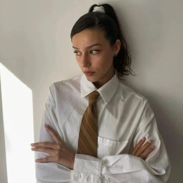 集甜、酷、辣于一身的“不良学院风”火了(学院风的衣服搭配图片)