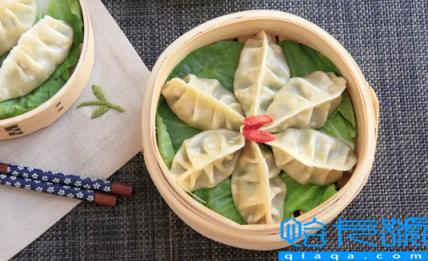 蒸饺是水开了再放饺子还是凉水放饺子(蒸饺子是等水开了再放饺子还是什么)