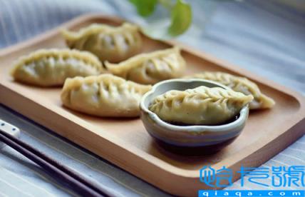 蒸饺是冷水上锅还是热水上锅(蒸饺是水开了蒸还是直接蒸)