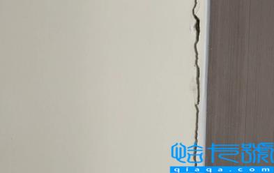 衣柜和墙体之间开裂了怎么办(衣柜和墙体之间的缝隙用什么胶)