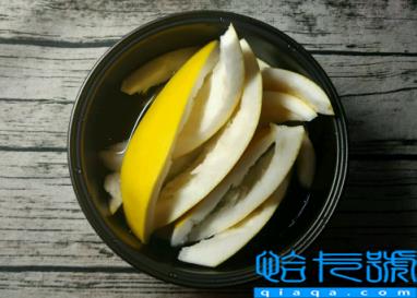 柚子皮洗头能治白发吗(柚子皮洗头能让头发变黑吗)