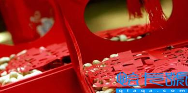 女儿结婚妈妈穿什么衣服合适(女儿结婚妈妈穿什么衣服合适)