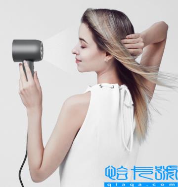 电吹风有烧焦味还能用吗(电吹风有股烧焦的味道会有危险吗)