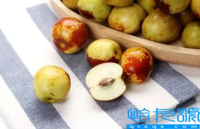 冬枣用开水一烫为什么会变色(冬枣用开水泡后怎么变红了)