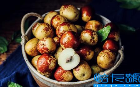 冬枣买回来是青的然后放放会红吗(青的冬枣放几天会变红吗)