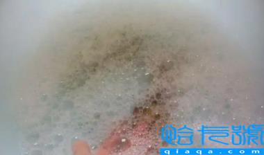 洗衣液洗好多遍还是很多泡沫怎么办(洗衣液泡沫太多怎么快速消掉)