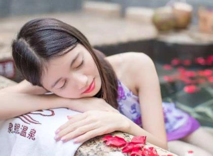 冬天可以泡温泉吗(泡温泉穿什么)