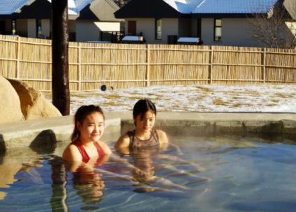 冬天可以泡温泉吗(泡温泉穿什么)