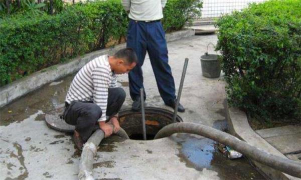 福州一老旧小区化粪池管道堵塞(小区化粪池都建在哪里)