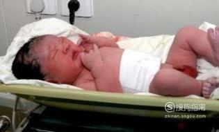 新生儿总是睡觉不吃奶怎么办(新生儿光睡觉不吃奶怎么办)