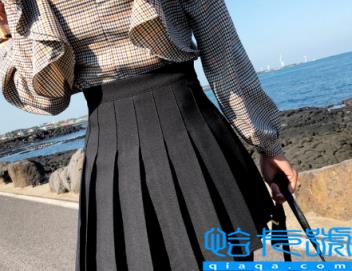 大百褶裙子和小百褶裙子怎么选择(大百褶裙子和小百褶裙子哪个不挑人)