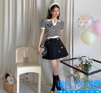 百褶裙有标签的穿后面吗(百褶裙怎么分辨前后)