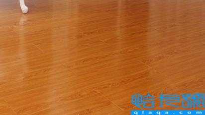 木地板可以用清漆刷吗(刚装修的木地板怎么清洁)