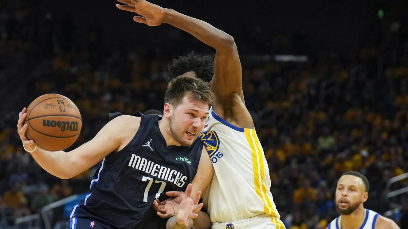 篮球站位图解一二三四五号位对应的人(篮球场的5个位置图解)