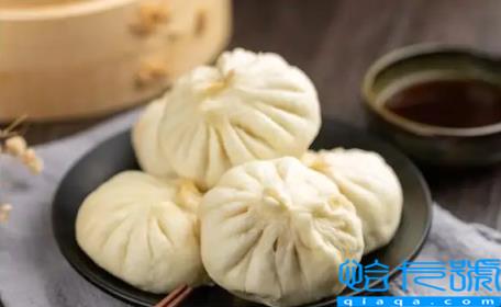 蒸包子放水应该多还是少(蒸包子放多少水最合适)