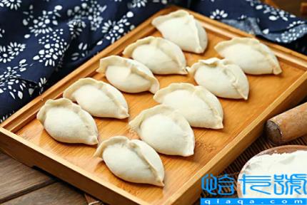 刚包好的饺子如何保存在冰箱(刚包好的饺子怎么放冰箱不粘在一起)