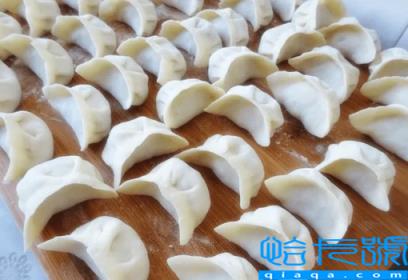 刚包好的饺子如何保存在冰箱(刚包好的饺子怎么放冰箱不粘在一起)