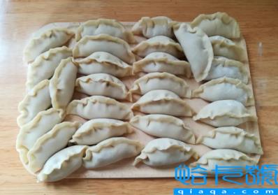 刚包好的饺子如何保存在冰箱(刚包好的饺子怎么放冰箱不粘在一起)