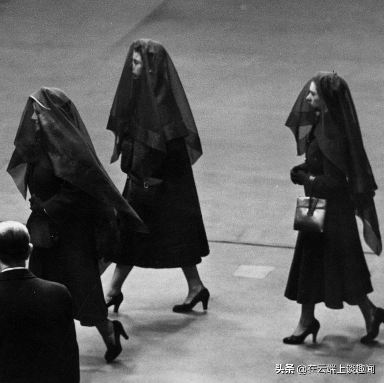 伊丽莎白女王是蜥蜴人吗（英国女王承认自己是蜥蜴人）