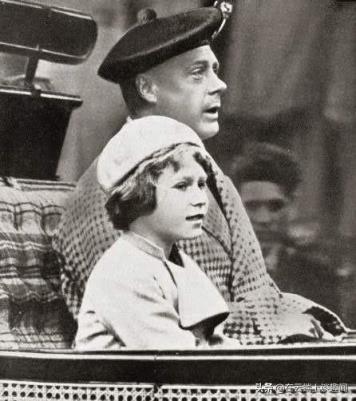 伊丽莎白女王是蜥蜴人吗（英国女王承认自己是蜥蜴人）