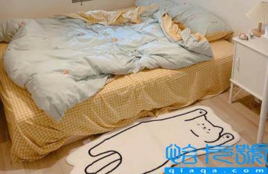 床边地毯多大尺寸合适(床边地毯什么材质好)