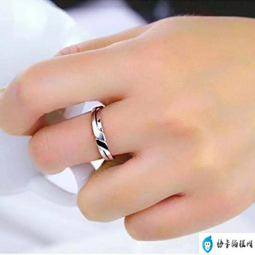 食指:未婚状态中指:已订婚无名指:已结婚小指:不婚族男士右手戴戒指的