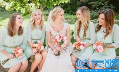伴娘服是租好还是买好(伴娘服里面还要穿内衣吗)