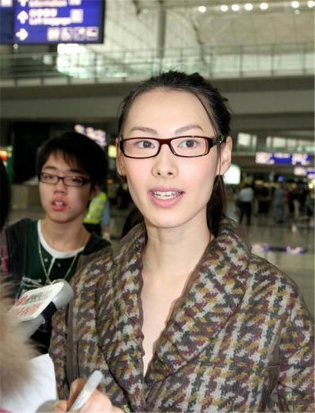 梁洛施的三个娃照片(带3个娃住李家大宅已稳当赢家)