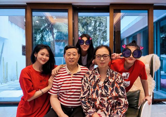 于明加的老公是谁(于明加一家六口过年真隆重)