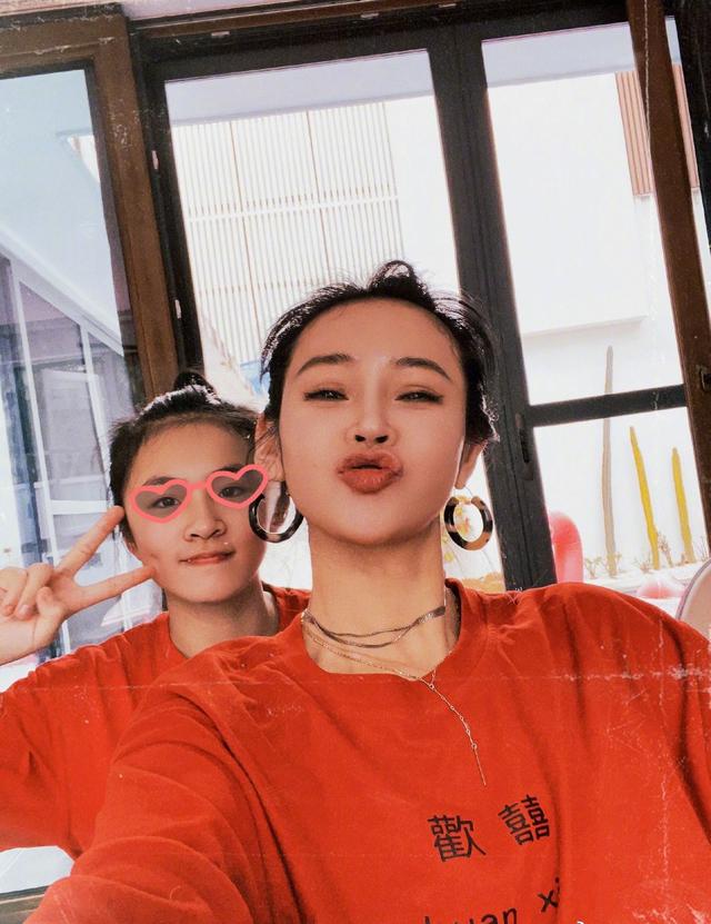 于明加的老公是谁(于明加一家六口过年真隆重)