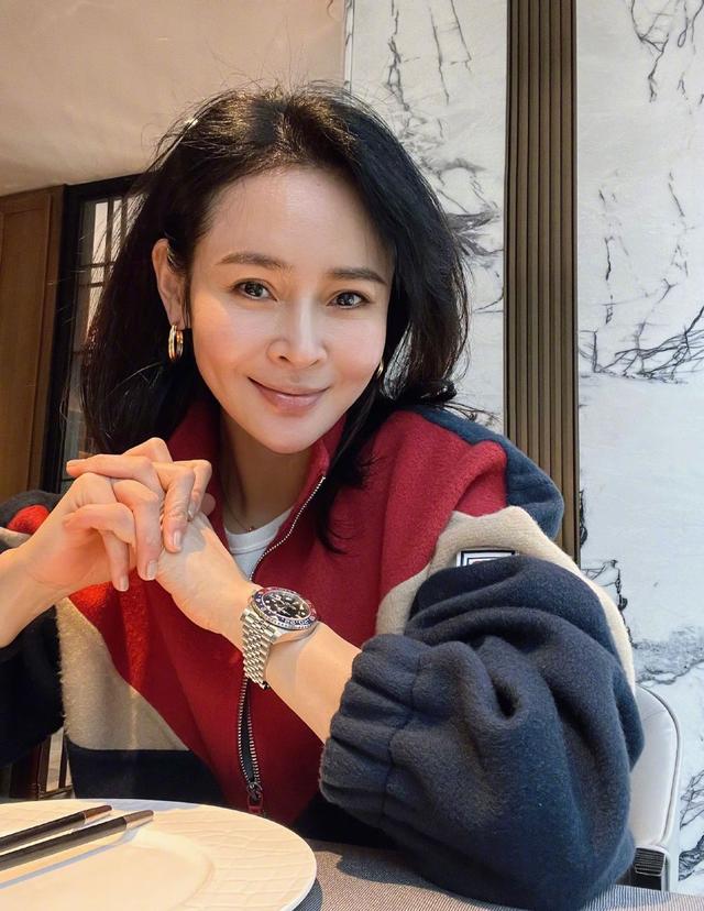 于明加的老公是谁(于明加一家六口过年真隆重)