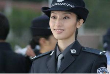 张俪个人简历图片(36岁仍未婚成名路上有眼泪)