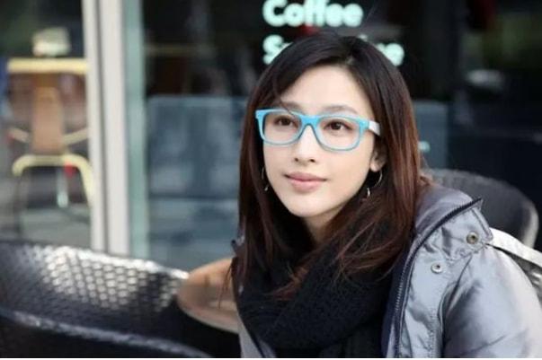 张俪个人简历图片(36岁仍未婚成名路上有眼泪)