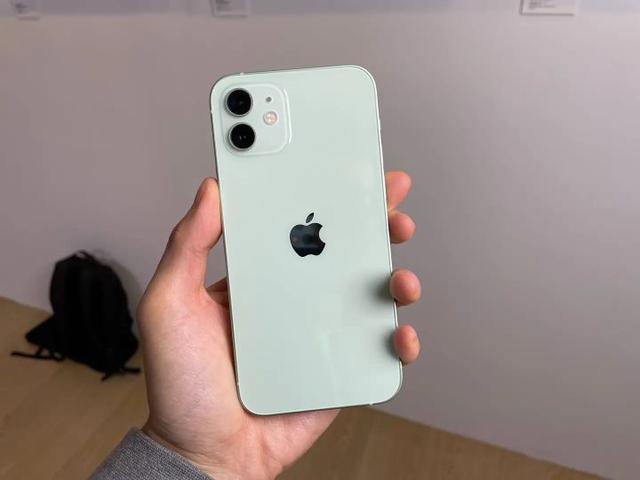 苹果13跟12的区别哪个更值得入手(现在买iphone12好还是iphone13)