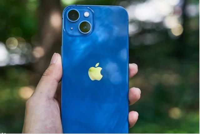 苹果13跟12的区别哪个更值得入手(现在买iphone12好还是iphone13)